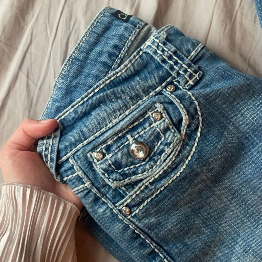 Lågmidjade jeans med jättefina detaljer💓 Säljer då de va för korta på mig, skulle tro att de passar nån som är runt 160 eller kortare💘 Innerbenslängden: 69 Midjemåttet: 36. Jeans & Byxor.