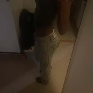 Sjukt snygga Low waisted cargo pants! - Så osäker på om jag vill sälja dessa byxor men om nån budar bra så kanske jag säljer!! Dom är köpta i Danmark för runt 450 svenska kronor och inte ansvända mer än  kanske 4 ggr