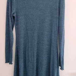 Långärmad klänning  - Långärmad klänning från H&M som knappt är använd.  Storlek 44 men går även som en 42. Färgen är grönblå