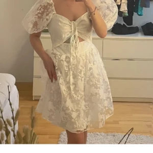 Studentklänning | klänning | sommarklänning - Supersöt klänning som endast blivit använd 1 gång och är slutsåld på Asos. Orginalpris 849kr💞 Storlek 38 och kan göras tightare / lösare med snörningen vid bröstet💞vid snabb affär går priset att diskuteras