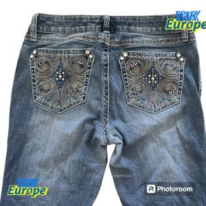 Jätte finna lowrise bootcut jeans som påminner mig om miss me💙Midja 34 cm, längd 105 cm, Inrebenslängd 80 cm, benöpning 20 cm💙Mycket bra kondition💙Priset kan diskuteras💙