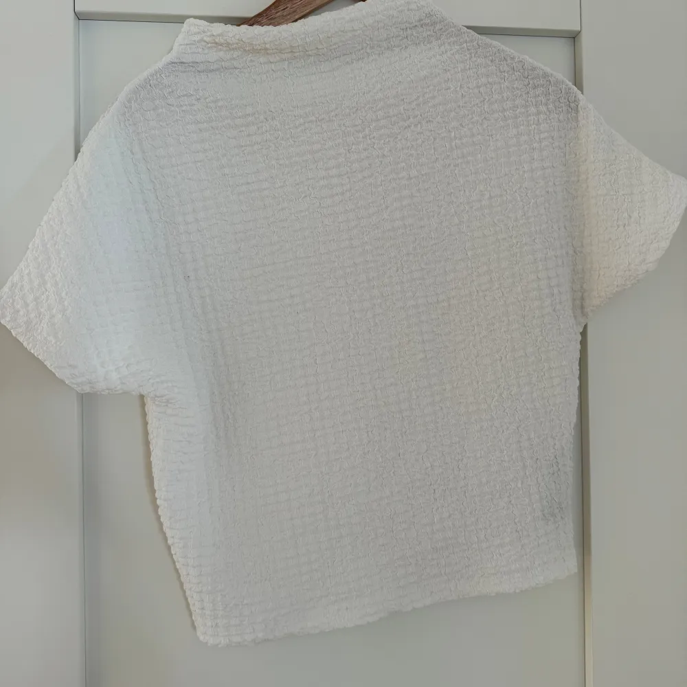 Säljare denna Gina tricot tröja då den inte kommit till användning. Köpte förra sommaren men endast använt den 1 gång! . T-shirts.
