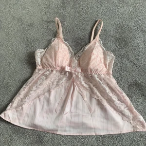 Rosa topp - Säljer denna superfina toppen från new yorker då den är lite liten 🤍 det är egentligen ett nattlinne men funkar också till vardags / fest! Populär och slutsåld i de flesta butikerna! Nypris är runt 120 kr 