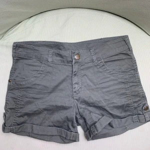 Snygga shorts med låg midja  - - storlek 12-14 - låg midja - köptes second hand, men har aldrig används 
