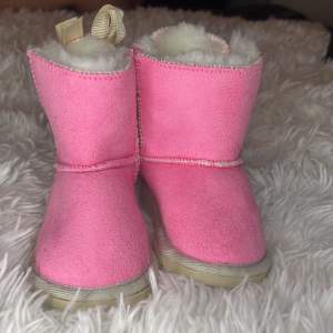 Rosa uggs för bebeisar