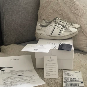 Valentino Garavani 41 - Hej, säljer nu dessa riktigt feta Valentino Garavani skorna. De är i storlek 41. Skorna är i grunden köpta på Valentines officiella hemsida för lite mer än 6600kr. Men jag köpte de från Sicuro Fashion för 3800 för ca 1 månad sedan.  MVH Oliver