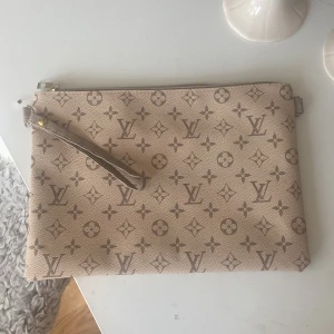 Väska - Beigeväska, märket ser ni själva, endast använd 1 gång så bra skick ☺️