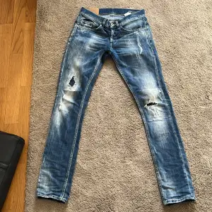 Tjenare! Säljer ett par felfria Dondup jeans i storlek 28. Köpte jeansen nyligen och säljer dem pga att jag inte får mycket användning av dem. Skriv om du har några frågor! Mvh Axvi