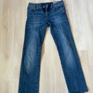 Lågmidjade raka Jeans från Crocker. Storleken står på sista bilden men skulle säga att de sitter ungefär som S☺️