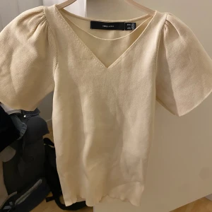 beige topp - Gullig beige topp från vero moda, aldrig använd💕 skriv för fler bilder eller vid frågor