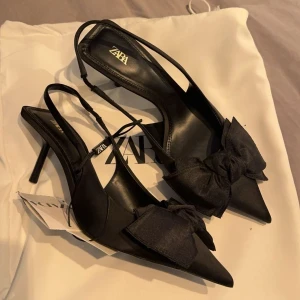 Klackskor  - Säljer mina jättefina klackar med en gullig rosett längst fram❤️ jag har aldrig använt de, prislappen är kvar❤️