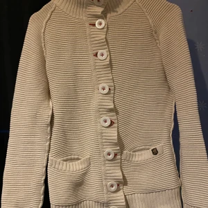 Beige/vit/röd kofta från Eveline  - Jättesnygg kofta från märket Eveline, mycket bra skick, köpt från sellpy någon månad sen, säljer för att den är för liten. Använd av mig ett fåtal gånger.