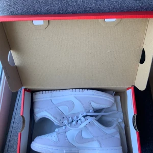 Dunk Low Venice storlek 35.5 - Säljer ett par låga dunks, till ett schysst pris 