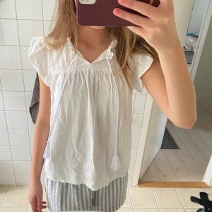 Topp - Säljer denna blus/topp, perfekt till sommaren🌼🌼🌼