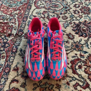 Adidas f10 fotbollskor  - Adidas f10 fotbollskor, använda ca 5 gånger. Väldigt sällsynta och går knappt att få tag på längre. Öppen för alla bud. Hör av vid frågor🙌. 