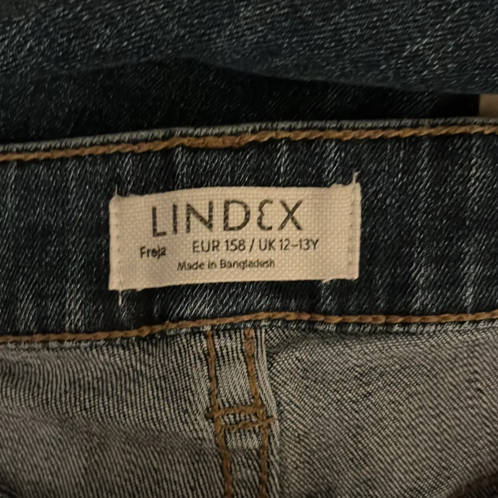 Midwaist Marinblåa utsvängda/flare jeans i storlek 158 från Lindex barnavdelning. Skriv för mer bilder💕 Priset kan diskuteras vid snabb affär!. Jeans & Byxor.