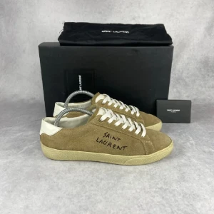 Saint Laurent - Säljer mina tvärfeta saint laurent skor i storlek 40/41 - skick 9.5/10, dustbag och box ingår. Kan även ta byten, DM för mer info 💯