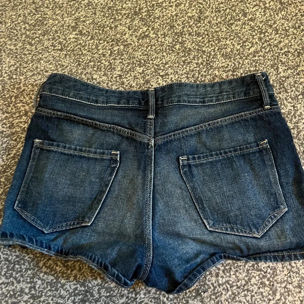 lågmidjade jeansshorts i storlek 158/164. . Shorts.