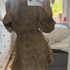 Leopard klänning - Näst intill helt ny, använd ca 2 gånger. Har bara stått i garderoben sen dess. Köpt från Gina Tricot💕