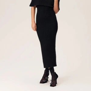 Kläning - Jätte fin adoore kläning som aldrig är använd, prislappen finns kvar! Säljer för jag inte har fått något tillfälle för den🥰nypris 1695, helt slut såld på hemsidan  