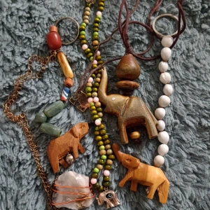 Halsband  - Olika halsband eller pärlor 