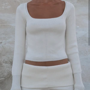 Arakii tröja - Säljer denna helt slutsålda tröjan från Arakii❤️ endast använd en gång! Perfekt skick! Köpt för 1500kr