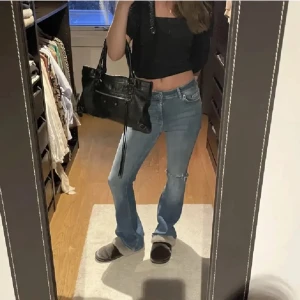 Jeans bootcut - Jättefina jeans med ett hål på knät! Lånade bilder 💗