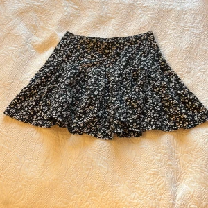 Ganska kort sjol -  Har använt denna kjolen några gånger men ser verkligen som ni ut.