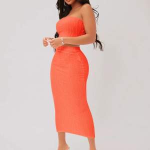 Säljer denna fina korall/orange settet med en kjol & en topp. Så fin färg nu till sommaren. Aldrig använd. Säljer då den aldrig kommit till användning 🧡storlek M