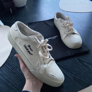 Saint Laurent skor - Säljer ett par sjukt feta Saint Laruant skor! Självklart äkta! Skicket är fint men skulle behöva rengöras lite. Därav det låga priset! Hör av er vid funderingar 😁