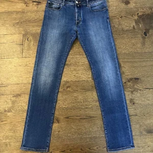 Jacob Cohen jeans storlek 34 - Hej. Jag säljer dessa Jacob cohen byxor för 999kr. Dom är i väldigt bra sick. Storleken på dom 34 men sitter som 32-33. Skriv om ni har några frågor.