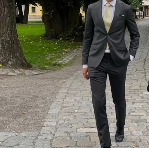 Oscar Jacobsson kostym mörkgrå  - Säljer min mörkgråa kostym från Oscar Jakobsson då jag tycker att storleken känns lite liten. Både kavaj och byxa är storlek 50. Jag är 191 cm och den passade som bäst när jag vägde ca 80kg.   Säg till så skickar jag fler bilder.   