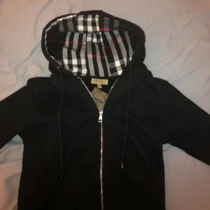 Burberry zip hoodie storlek S - Äkta Burberry hoodie med etikett kvar och burberry påse. Helt oanvänd. 