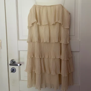 Klänning - Jättefin ljusgul volangklänning. Aldrig använd. 100kr vid snabb affär.