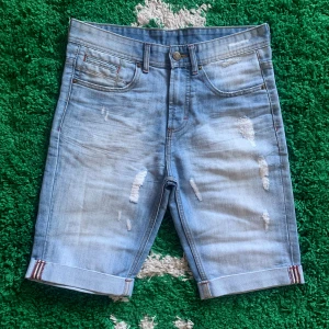 Topman jeansshorts - Sköna jeansshorts med slitage från Topman. Uppskattat skick 9/10. Skicka ett meddelande innan köp!
