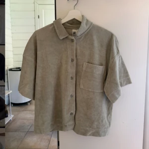 Grön frotté t-shirts  - Säljer min gröna frotté T-shirt från H&M då den inte kommer till någon användning. Använd 1 gång.😊