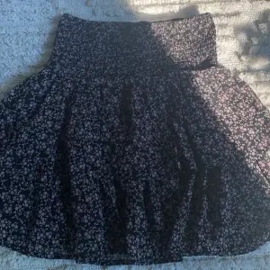 Säljer min söta volang kjol från kappAhl som är i jätte bra skick! Köpt för nått år sen så finns inte att köpa längre 
