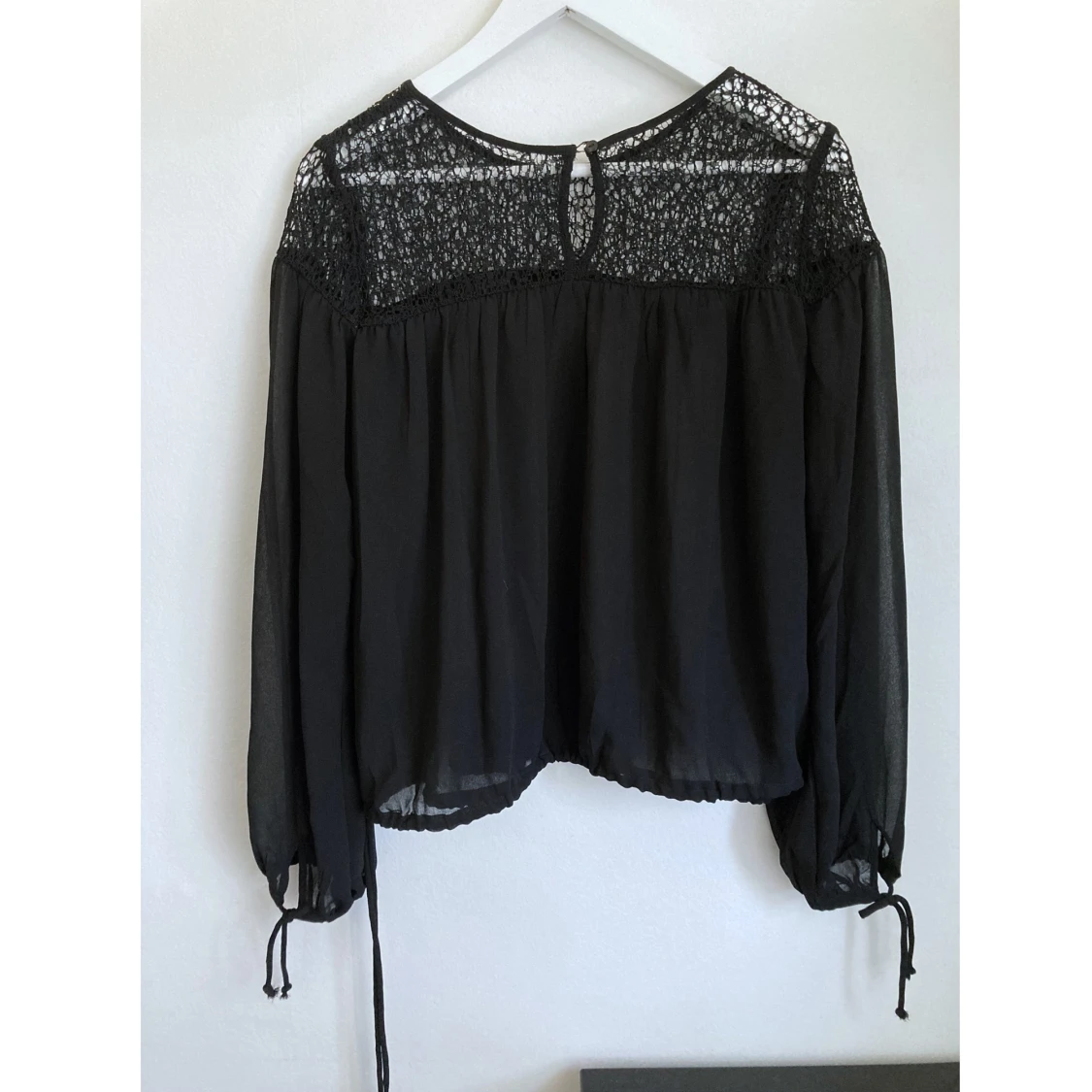Svart blus i chiffong med virkade detaljer, stl 36 S, bohemisk, boho, goth, långärmad - 90