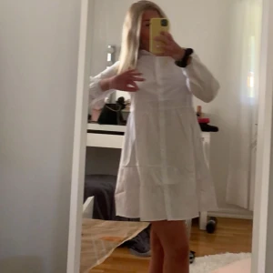 klänning - säljer denna fina skjortklänningen från stravadius, väldigt fin och finns inte kvar i sortiment längre💛