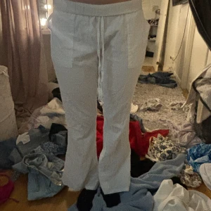 Linne byxor  - Ett par vita low waist flared linne byxor  Super fina  Säljer då dom e lite korta på mig, men annars sitter perfekt ( bilden e tagen på en vän) Skriv om ni har frågor💕  