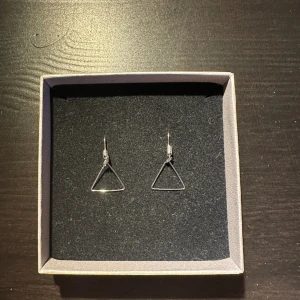 Örhängen  - Silvriga örhängen med trianglar. Säljer flera örhängen så kolla gärna in fler i min profil. Vid köp av flera kan man få rabatt. Skriv till mig privat isåfall💗