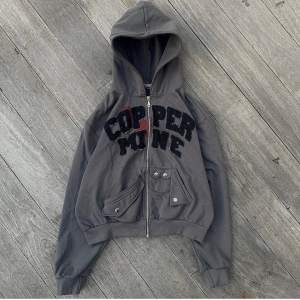 Asfet ”The Vulture Zip-Up” från det Isländska företaget Coppermine RVK, limiterad hoodie som är inköpt sent 2022 för ca 1600 har jag för mig (Inklusive frakt och tull). storlek s men sitter snyggt som en lite oversized xs