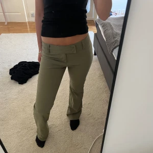 Gröna booutcut byxor! - Jätte snygga byxor oanvända!🩷