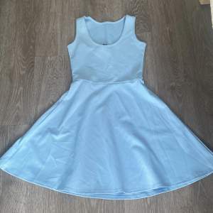 Jätte fin blå klänning då den inte kommer till användning. Har inte använt den så mycket. Den är i bra skick. Super fin till denna sommaren. 50kr + frakt💙