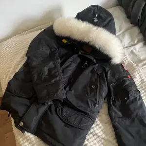 En (ÄKTA) fin parajumpers som är i använd skick. För fler bilder eller information så kan du skriva till mig☺️ inga skambud!!