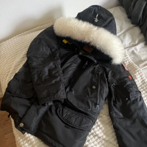 Parajumpers jacka för herr  - En (ÄKTA) fin parajumpers som är i använd skick. För fler bilder eller information så kan du skriva till mig☺️ inga skambud!!