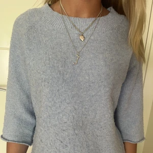 Trekvartsärmad tröja - Jättesnygg trekvartsärmad stickad tröja. Det är en stickad tröja från vero Moda som jag har klippt trekvartsärmad och där nere på tröjan. Den är lite nopprig men inget man tänker på💗 pris kan diskuteras 