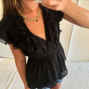 V ringad blus med volanger och mesh - Jätte fin blus från hm som inte går att köpa längre💖 köp gärna genom köp nu💕