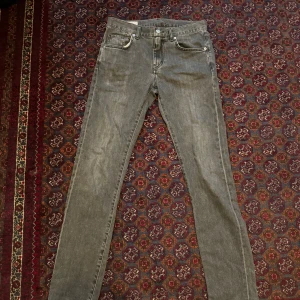 J. Lindberg gråa Jeans - Asfeta grå jeans från J.Lindberg i strl 29/32. Tyvärr börjar de bli för små för mig.   Ord pris: Ca 1400 Condition 9/10 inget särskild som antyder användning😃  Vid fler frågor skicka gärna ett Dm!