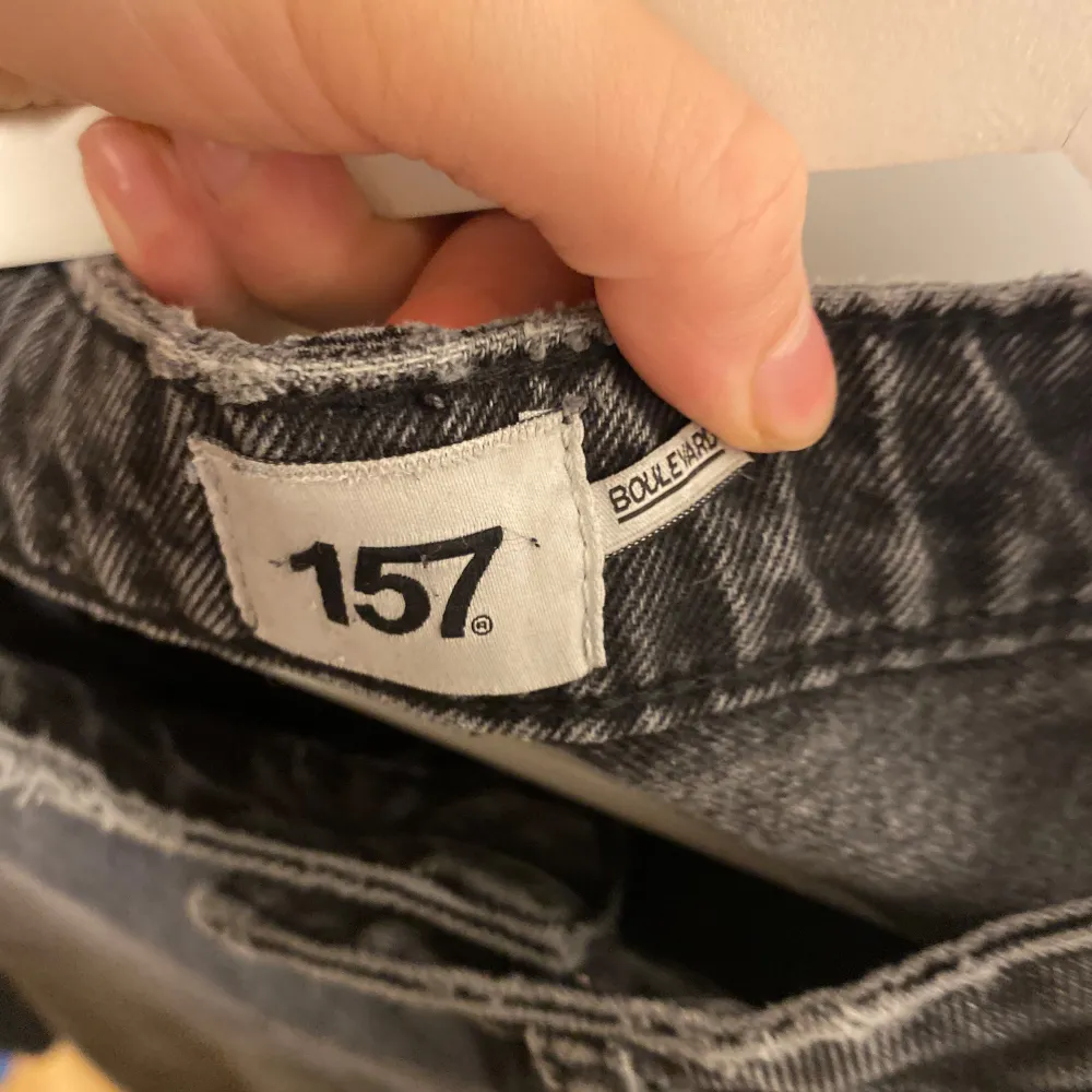 Jeans som används flitigt och tappat färg. Från lager 157 i modellen boulevard. Har nötts lite i sömnen mellan benen men går lätt att sy ihop. Därav det billiga priset. Jeans & Byxor.